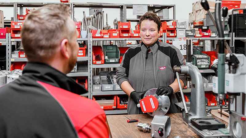 Zwei MBA Mitarbeiter im Gespräch mit dem MBA800 in der Hand
